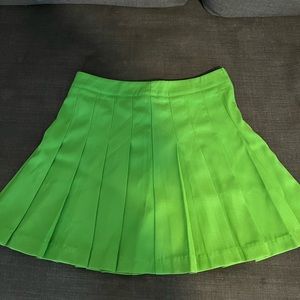 Bright green pleated skirt 💚